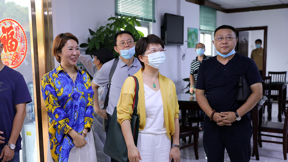 3 领导们在服务大厅交流参观1120.jpg